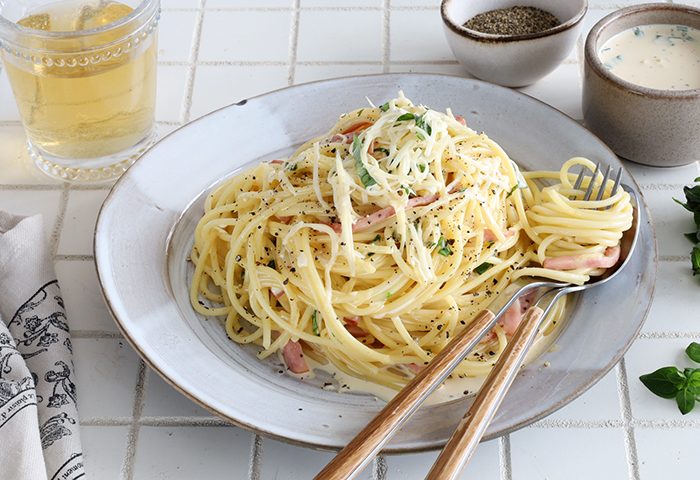 Паста карбонара с беконом и сливками классическая